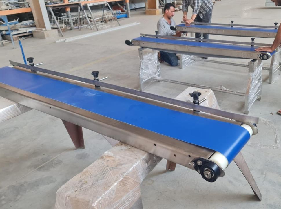 Straight belt conveyor with adjustable guides.