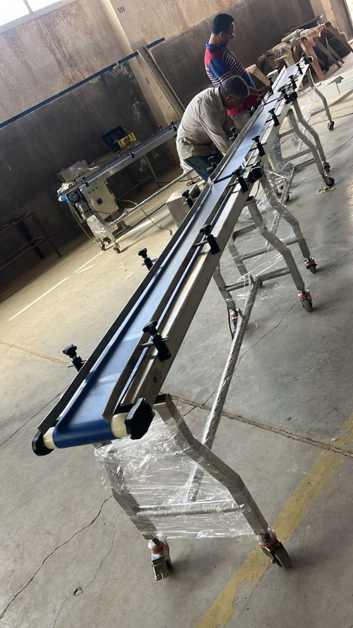 Inclined / mobile belt conveyor.