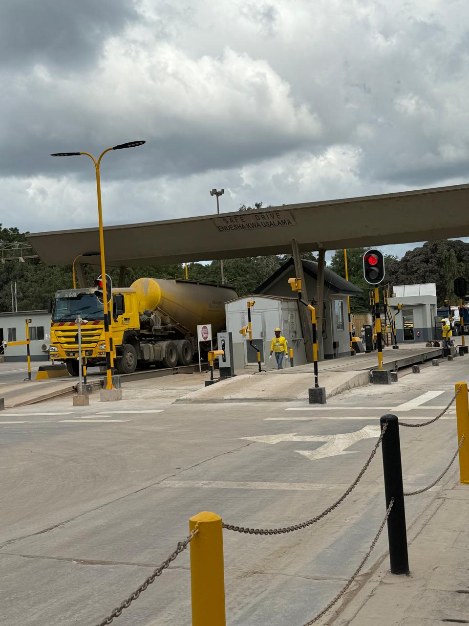 Weighbridge with traffic control and site access
