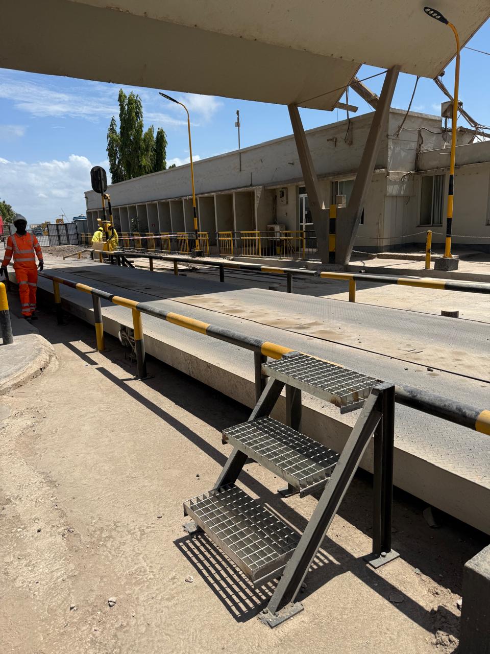 Industrial weighbridge platform installation